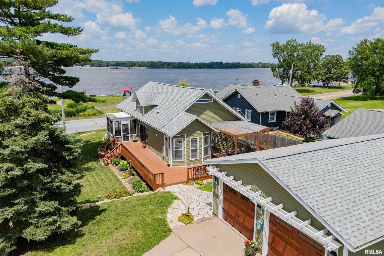 4100 River Dr., Moline, IL 61265