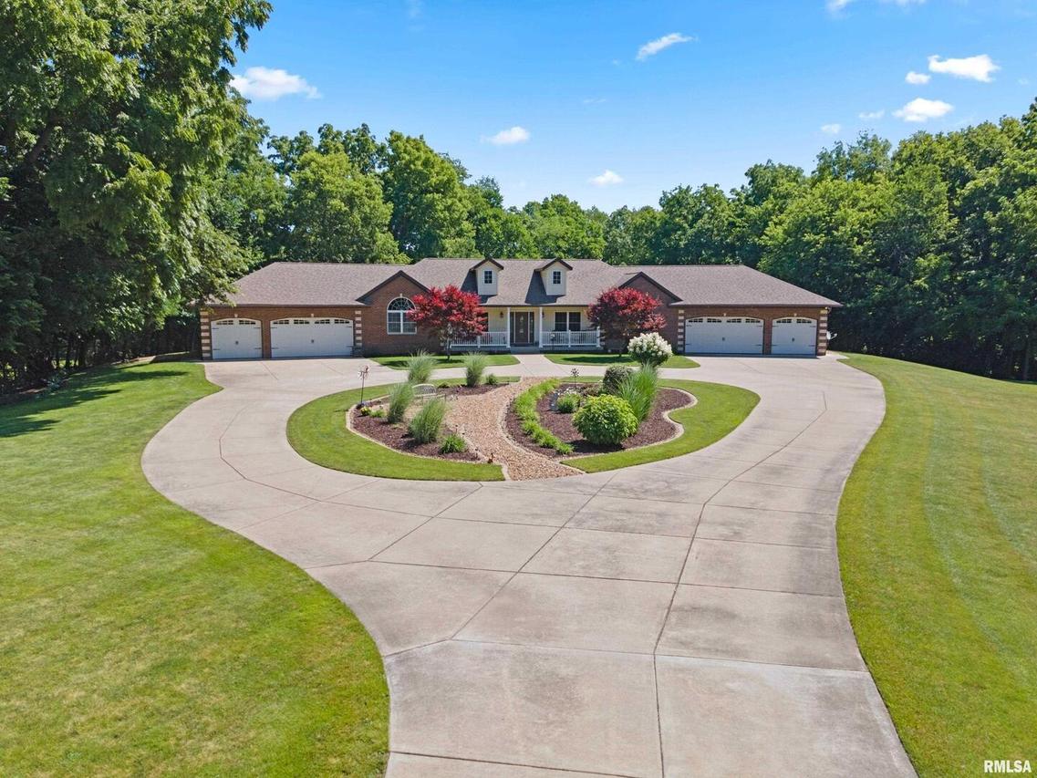 627 10th Ave., Silvis, IL 61282