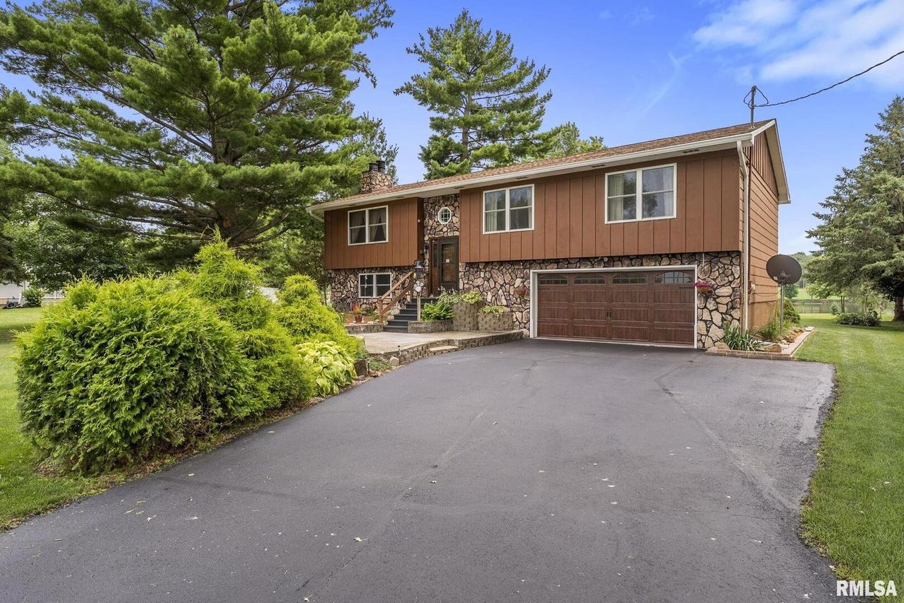 25622 1st Ave., Hillsdale, IL 61257