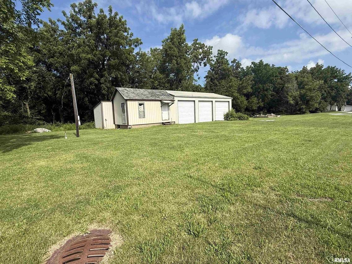 13th St., Viola, IL 61486