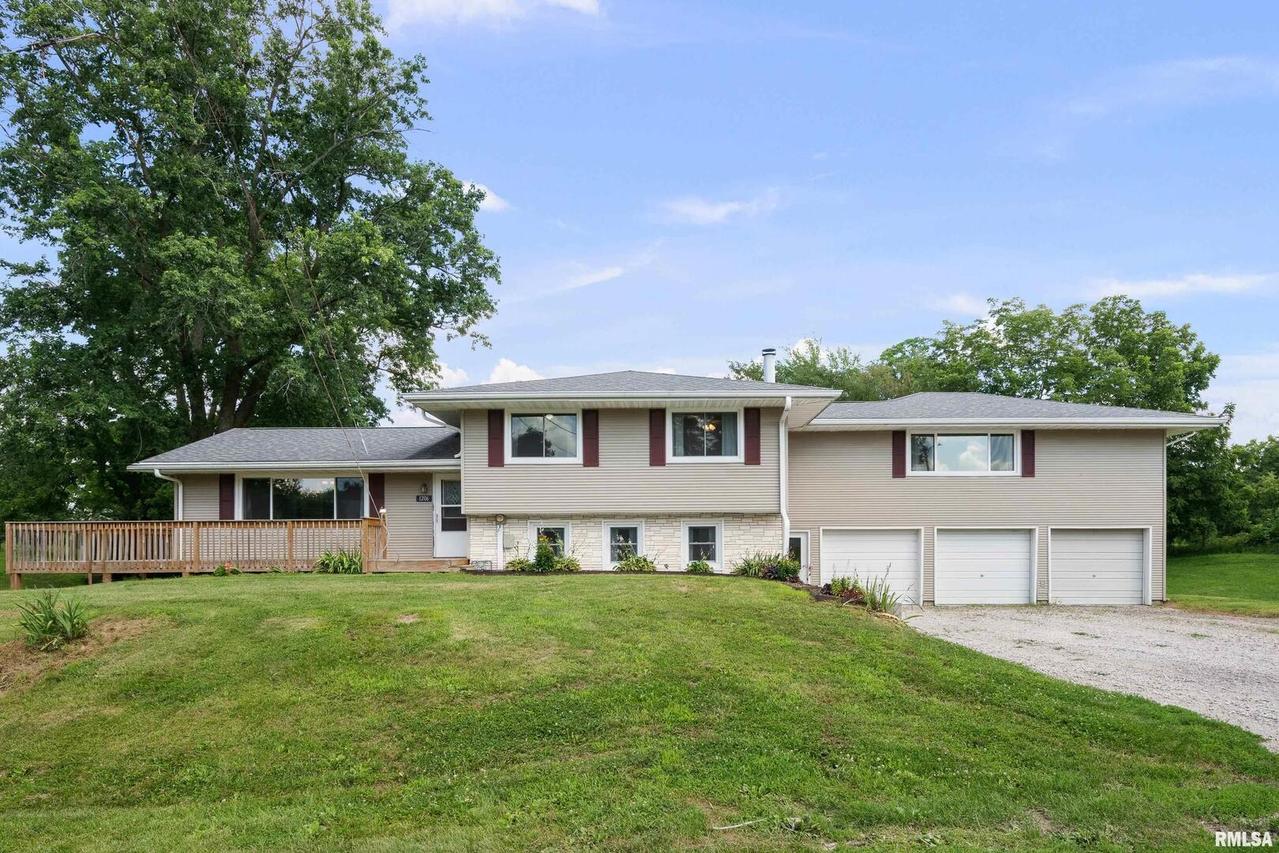 1206 14th St., Viola, IL 61486