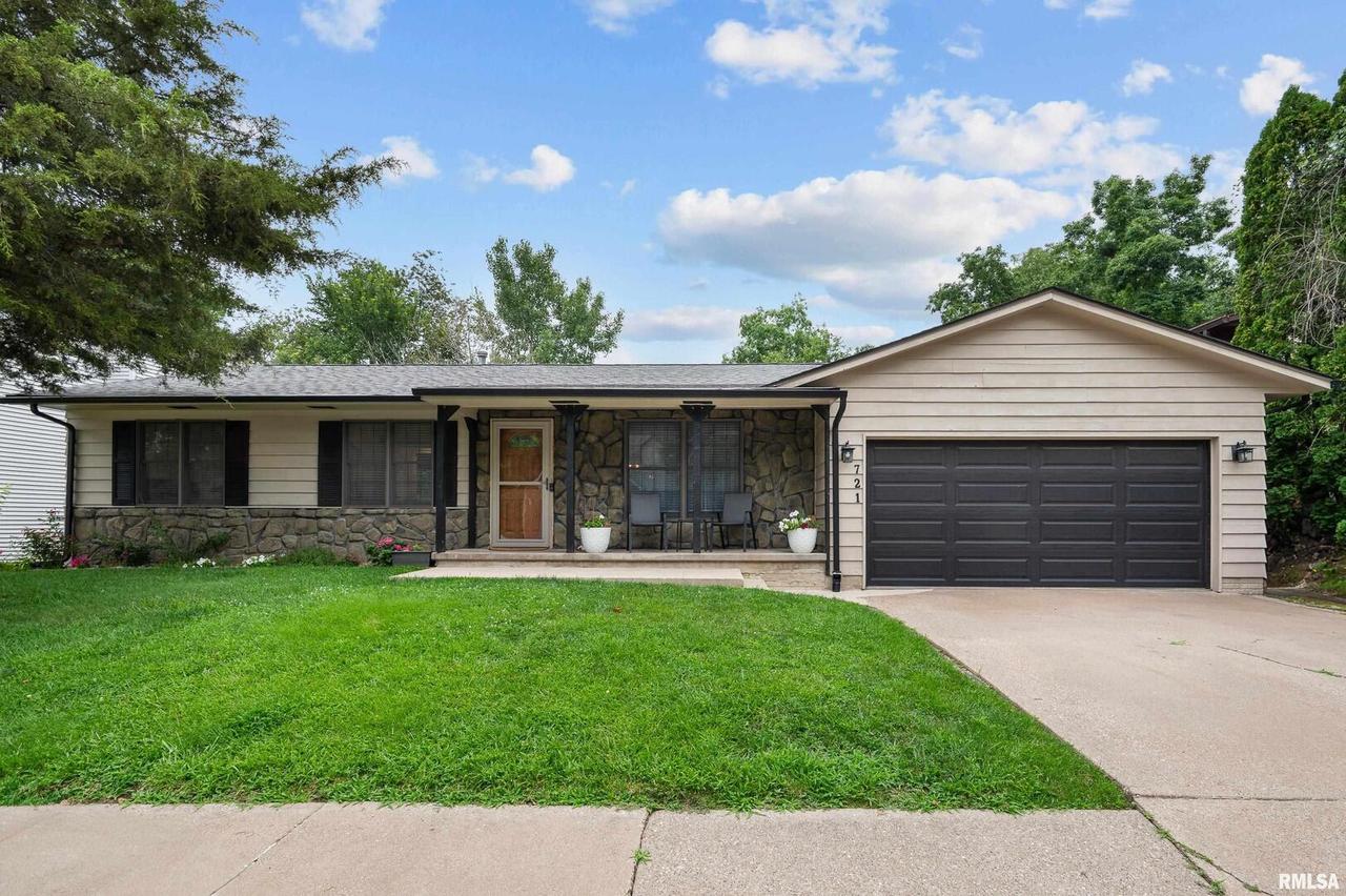 721 24th Avenue Ct., Moline, IL 61265