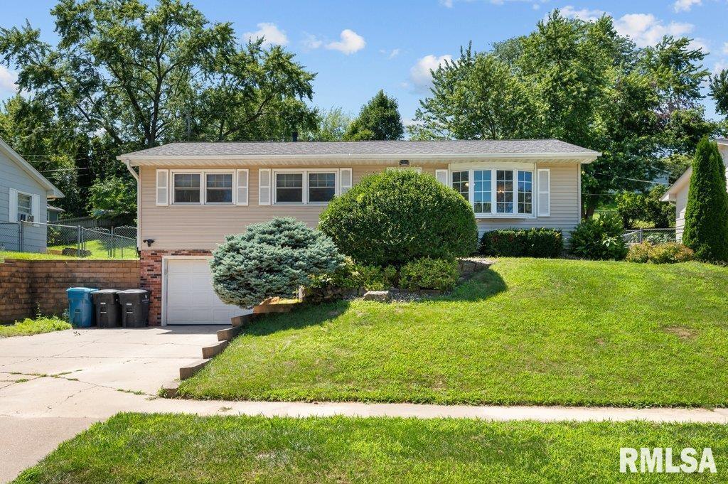 8218 9th St., Rock Island, IL 61201