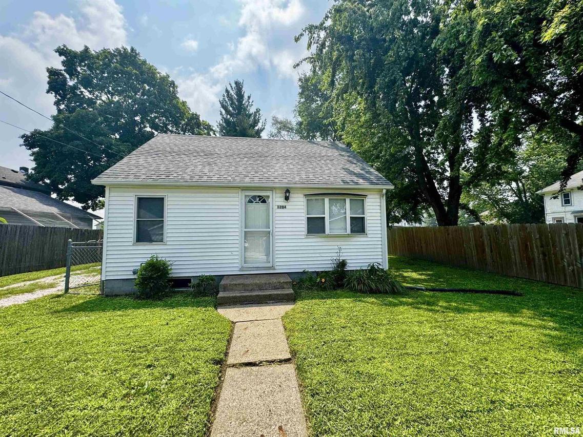 1204 20th Ave., Viola, IL 61486