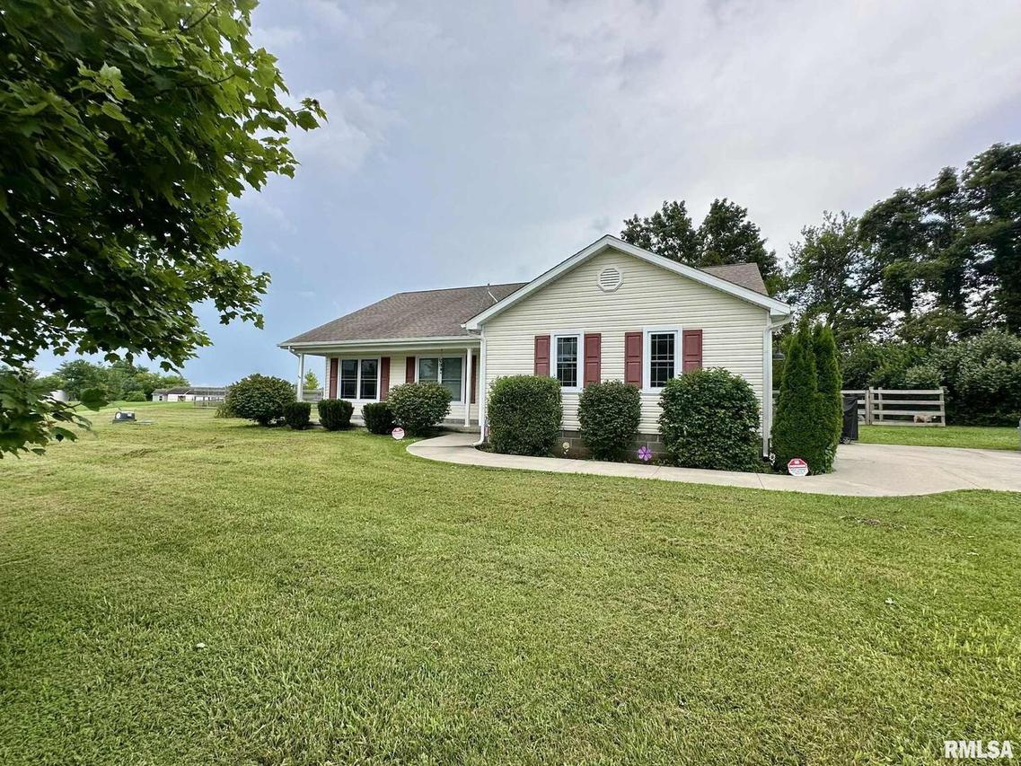 106 Jett Sawyer Ln., Desoto, IL 62924