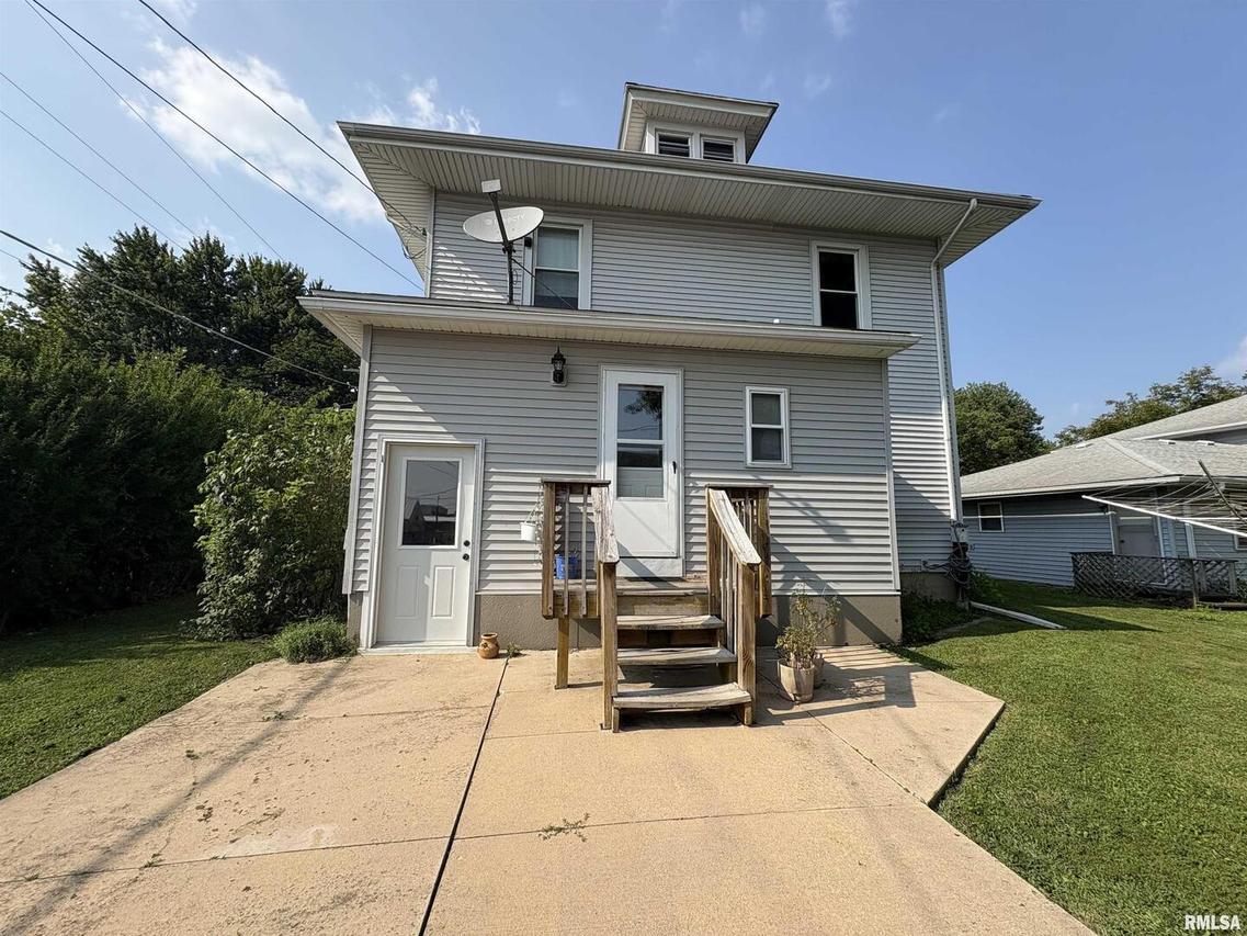 17 E 5th St., Milledgeville, IL 61051