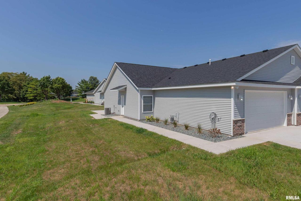 114 Beacon Harbor Cir., East Moline, IL 61244