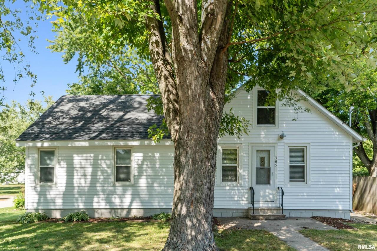 305 4th St., Hampton, IL 61256