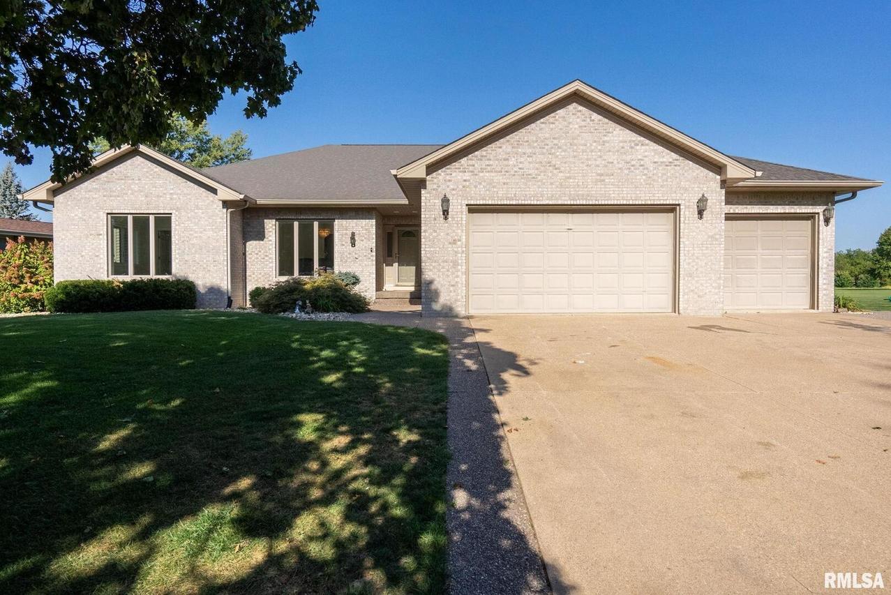 438 Oakwood Cir., Coal Valley, IL 61240