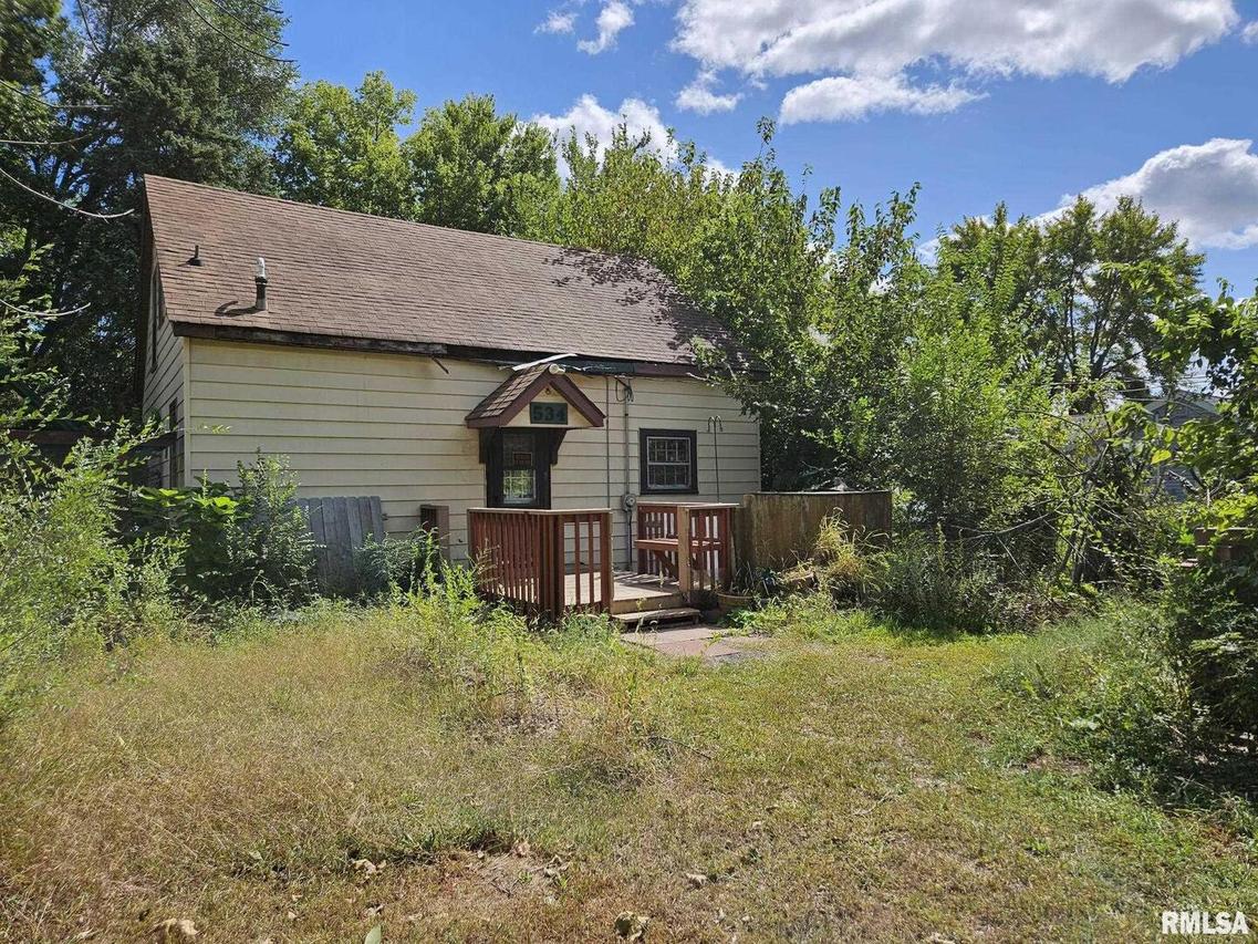 534 Island Ave., East Moline, IL 61244