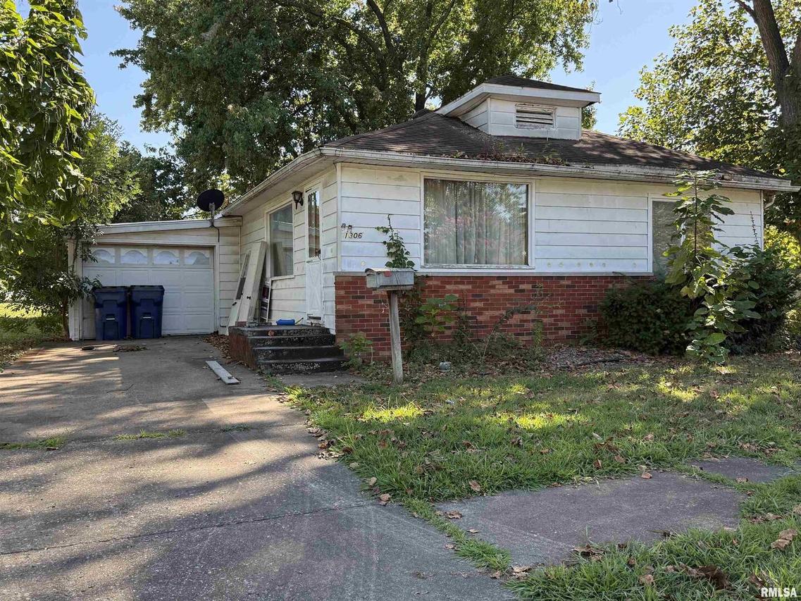1306 E Poplar St., West Frankfort, IL 62896