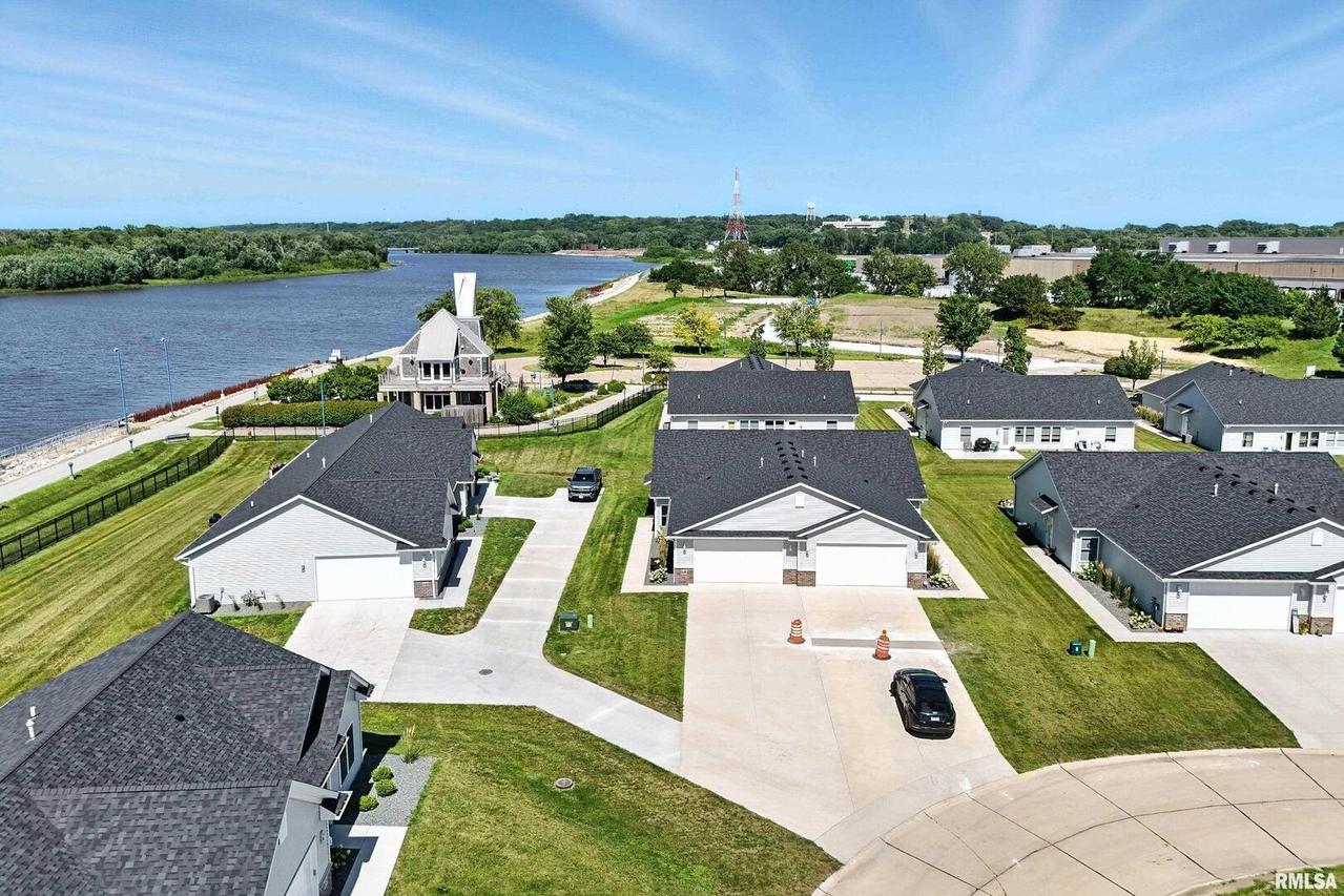 141 Beacon Harbor Pkwy Cir., East Moline, IL 61244