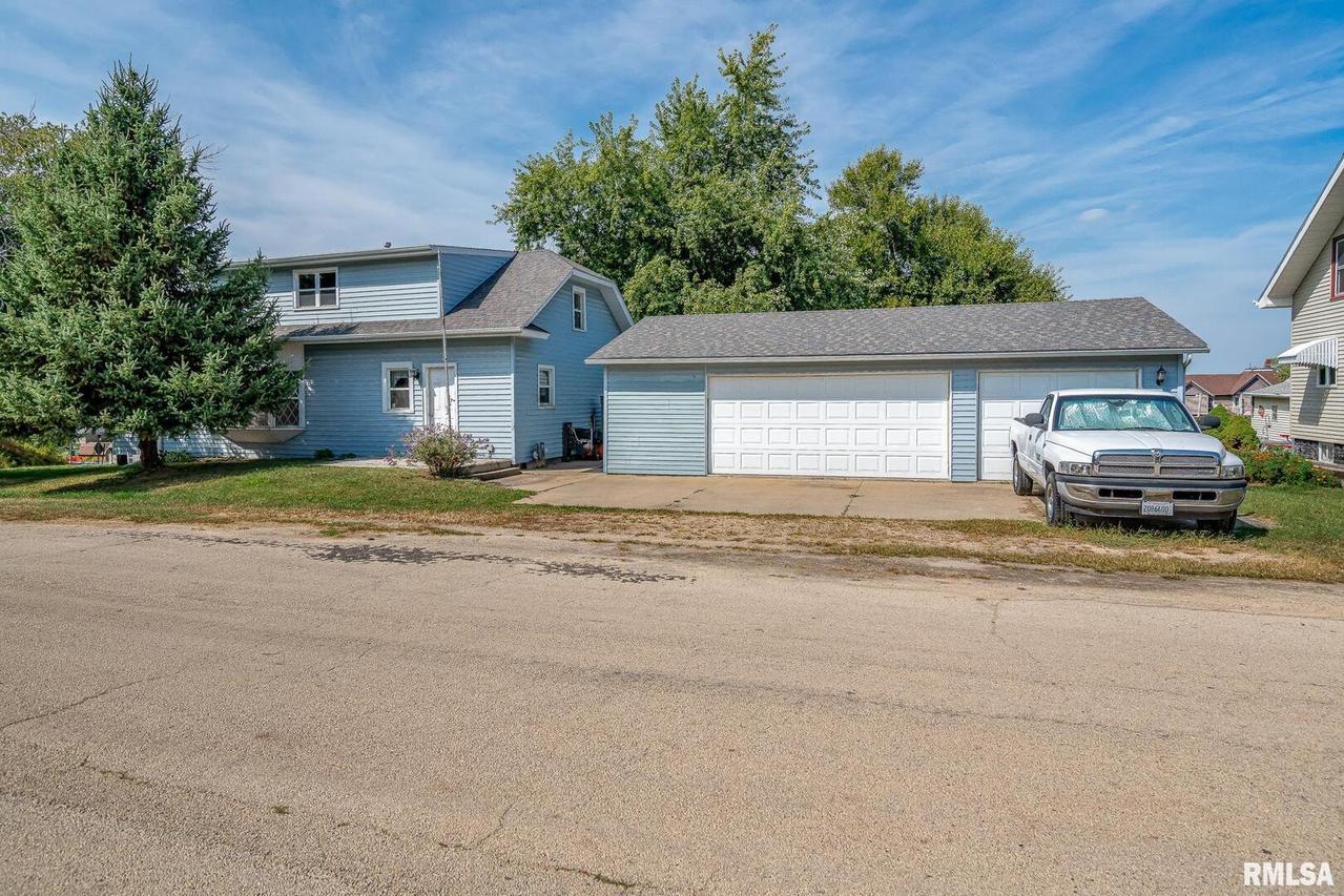 407 1st Ave., Albany, IL 61230