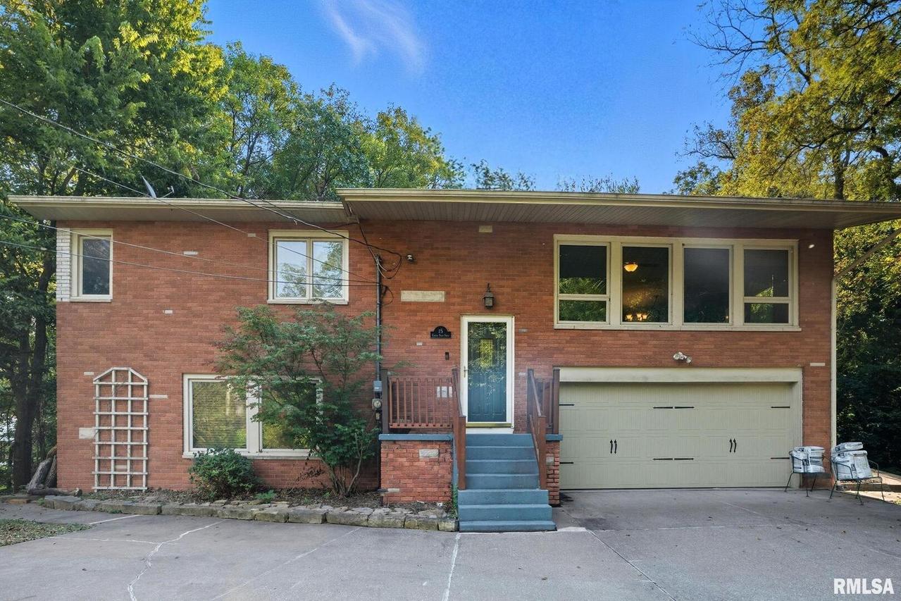 15 Forestview Dr., Coal Valley, IL 61240