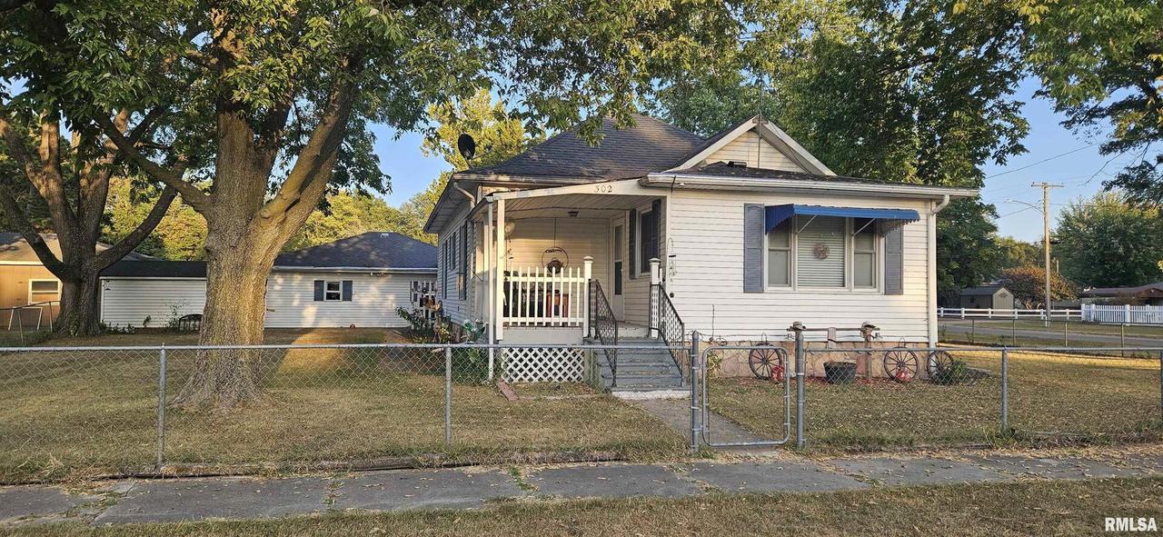 302 Broadway St., New Boston, IL 61272