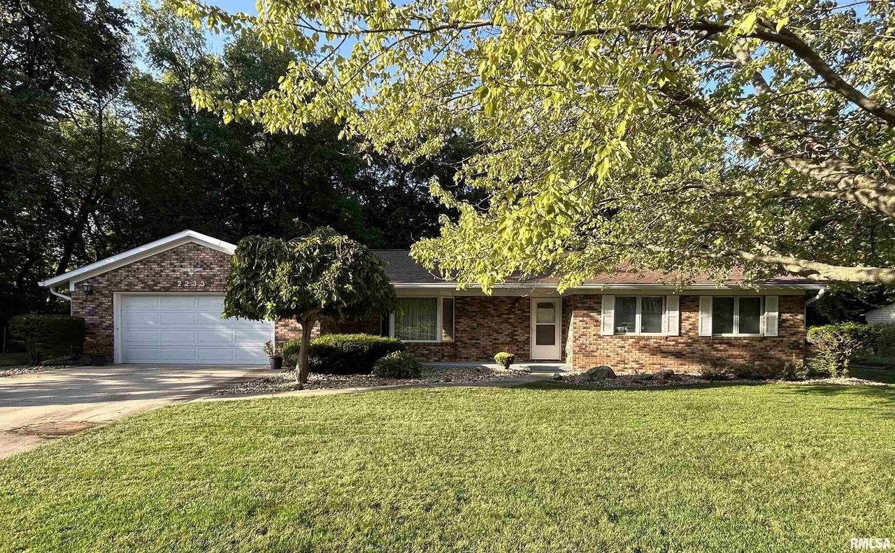 2233 Oakwood Ct., East Moline, IL 61244