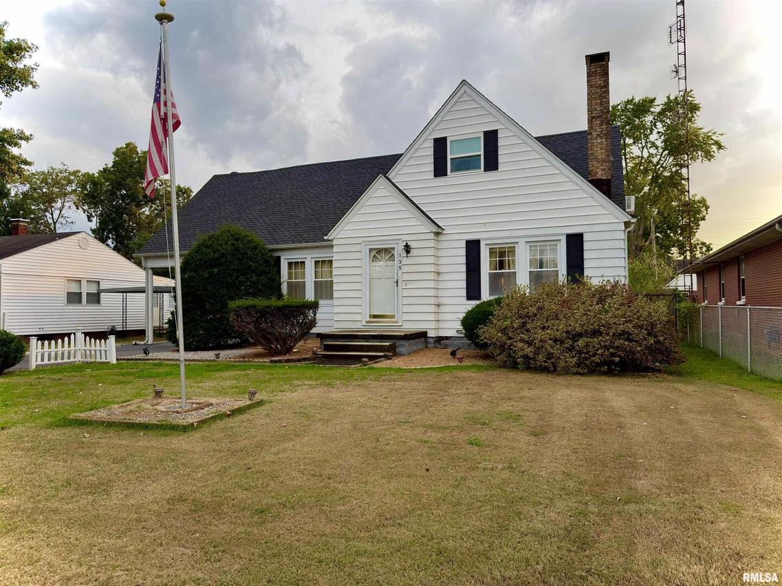 135 10th St., Carmi, IL 62821