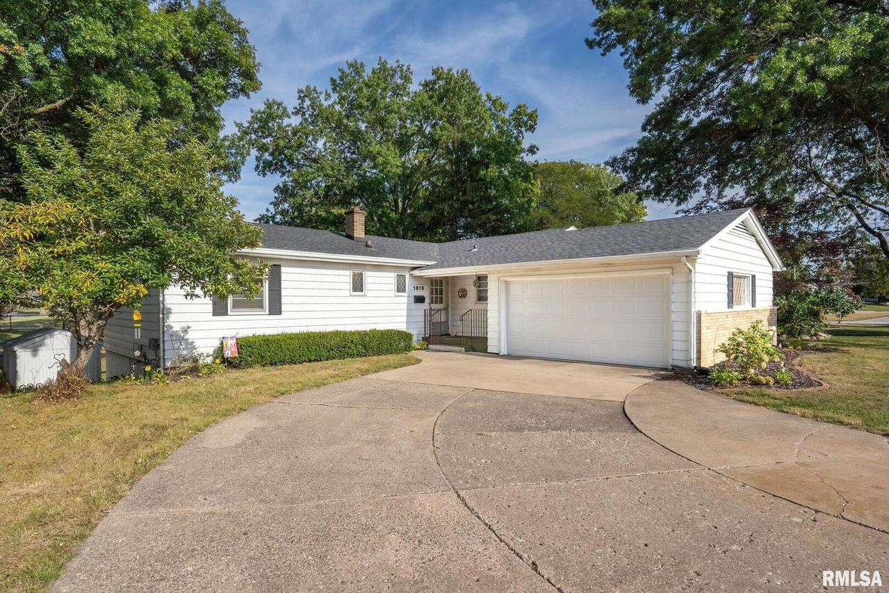 1816 40th Street Ct., Moline, IL 61265