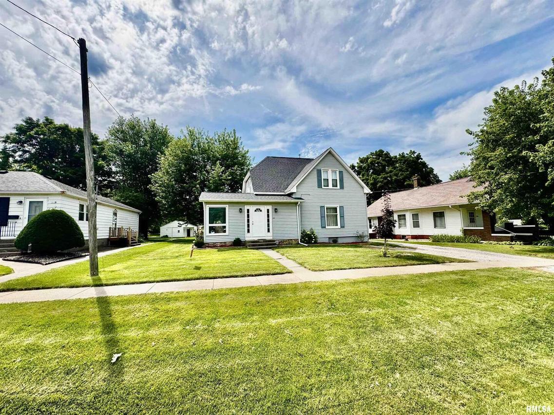 1215 13th St., Viola, IL 61486