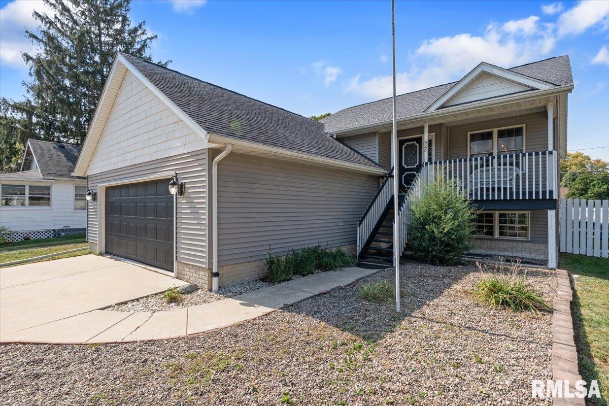 525 3rd Ave., Hampton, IL