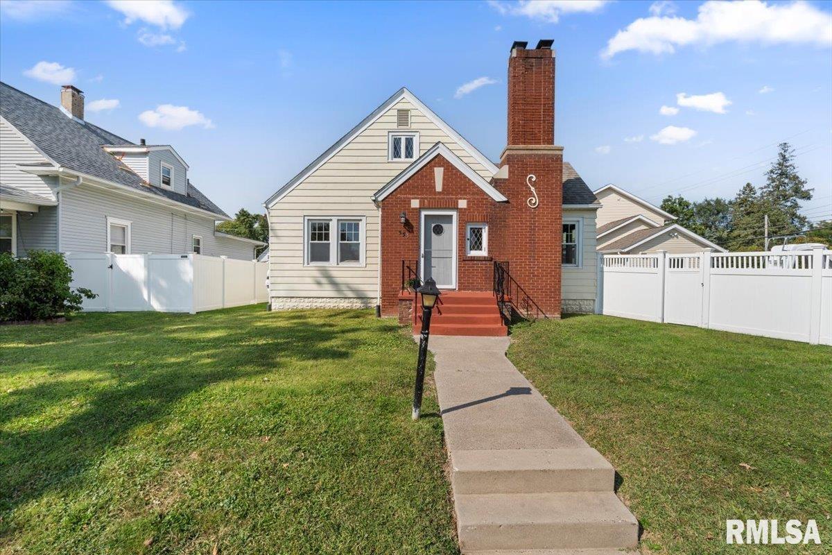 553 25th Ave., Moline, IL 61265