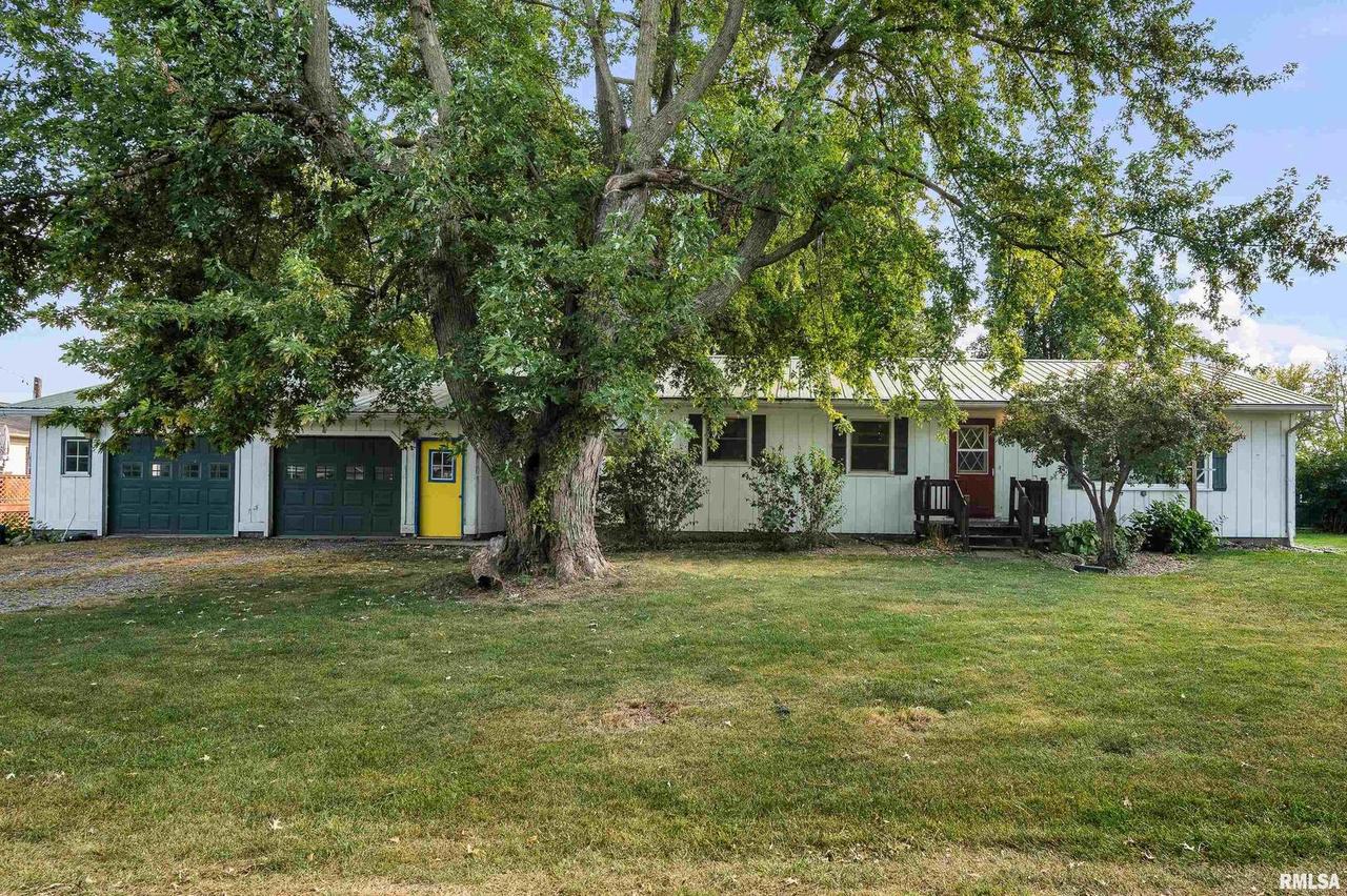 1606 20th Ave., Viola, IL 61486