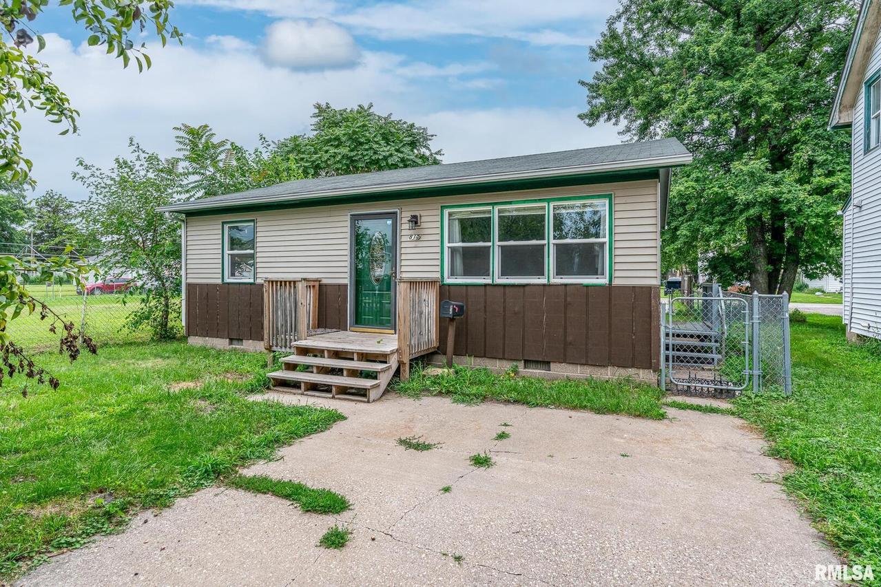 815 21st St., Eastmoline, IL 61244