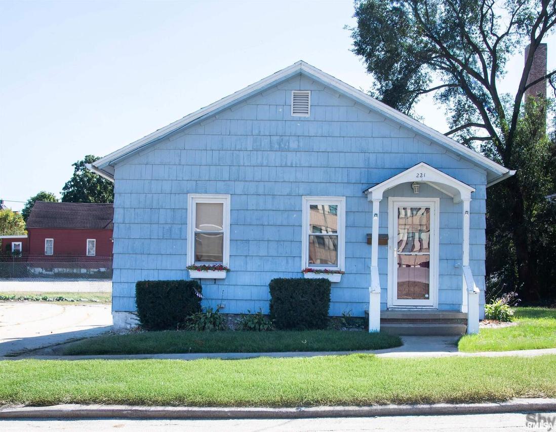 221 E 1st Ave., Monmouth, IL 61462