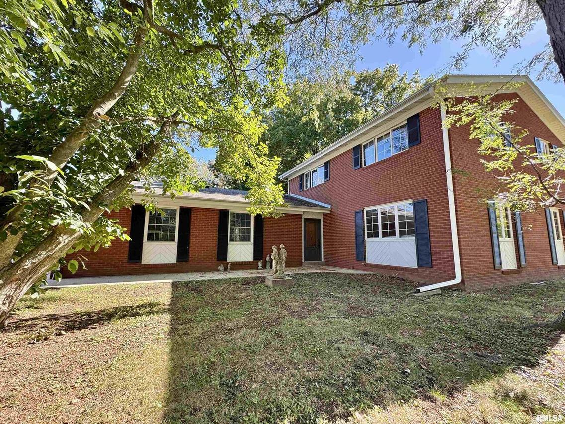 620 N 21st St., East Moline, IL 61244