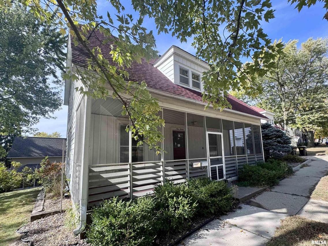 916 7th St., Fulton, IL 61252