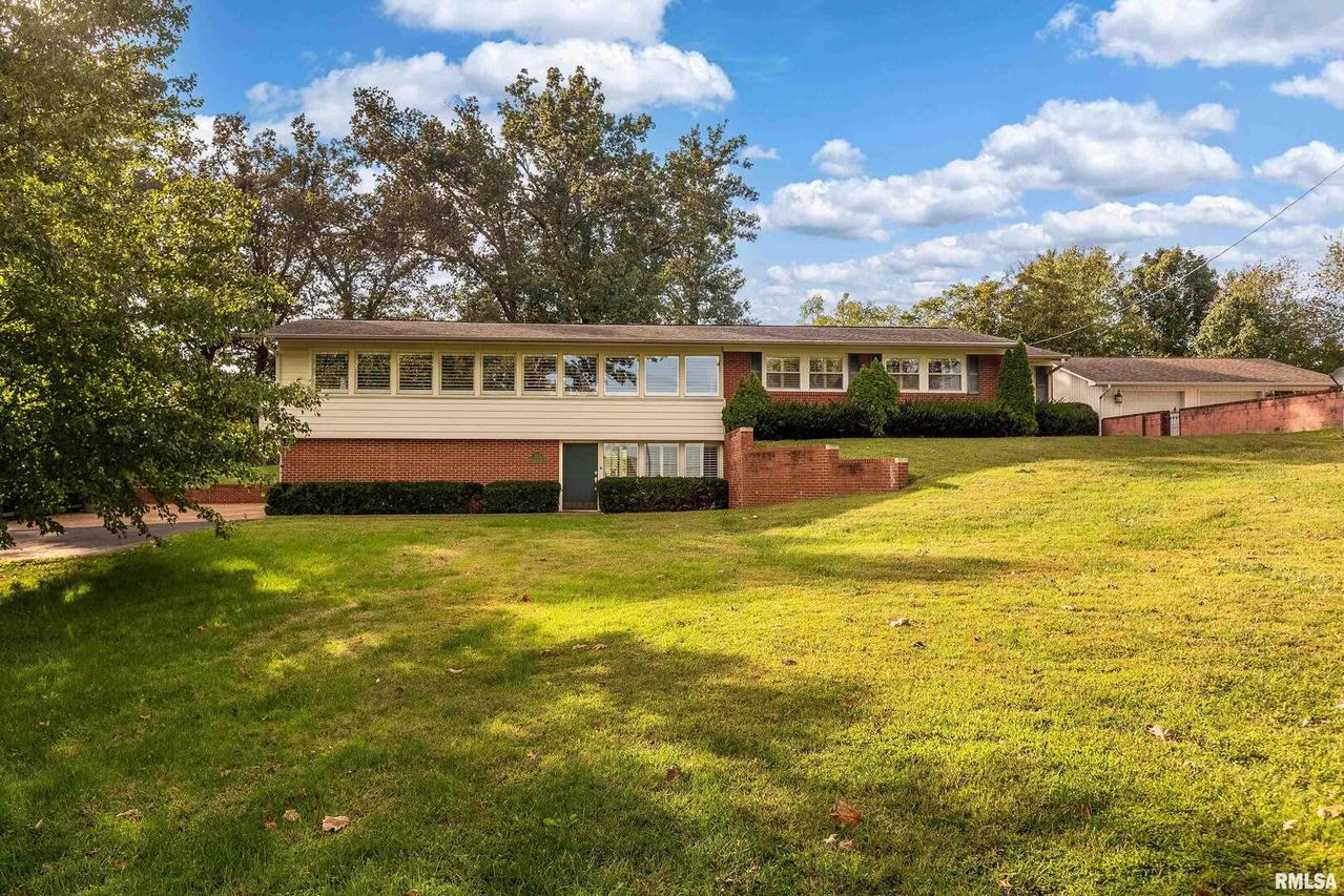 313 Country Club Ln., Harrisburg, IL 62946