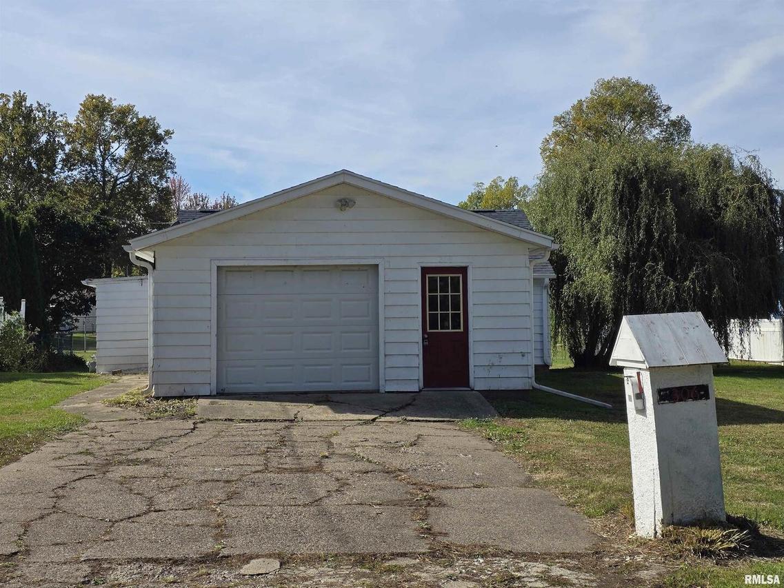 306 S 8th Ave., Albany, IL 61230