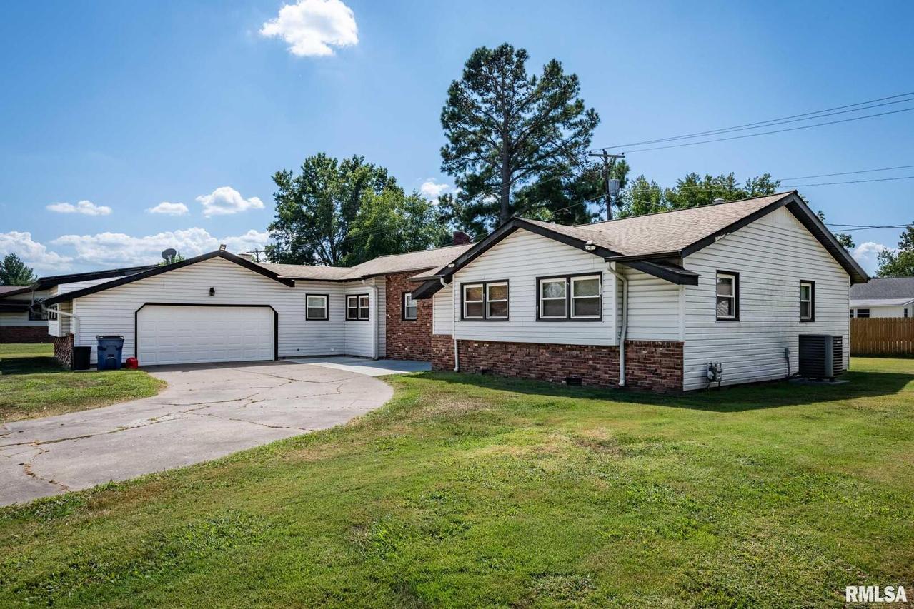 902 Fairlane Dr., Marion, IL 62959