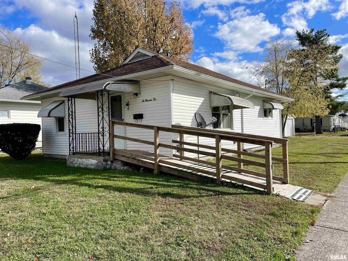 602 E Main St., Christopher, IL 62822