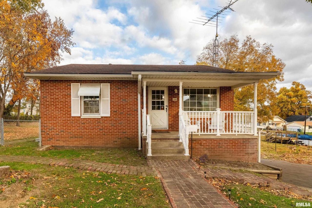 2010 1st St., Eldorado, IL 62930