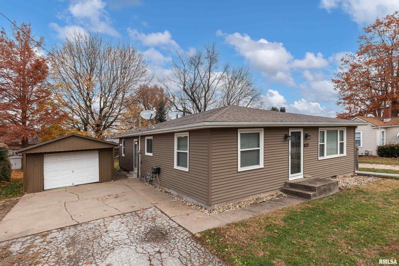 210 W 19th Ave., Coal Valley, IL 61240