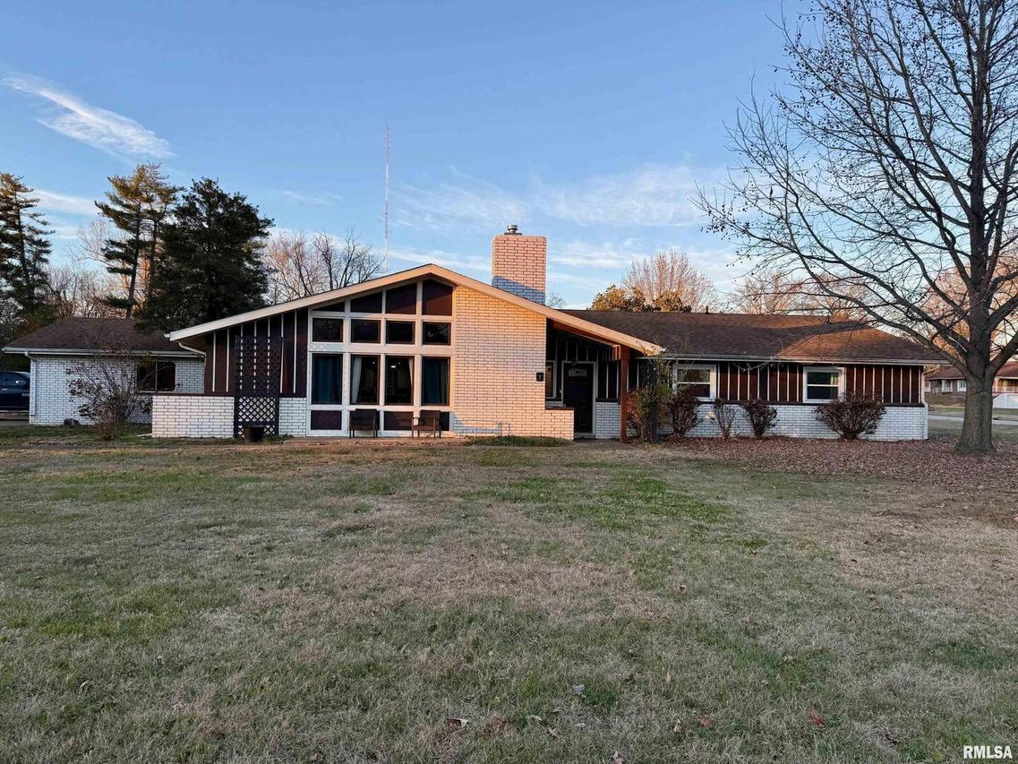 2 Pinewood Dr., Carbondale, IL 62901