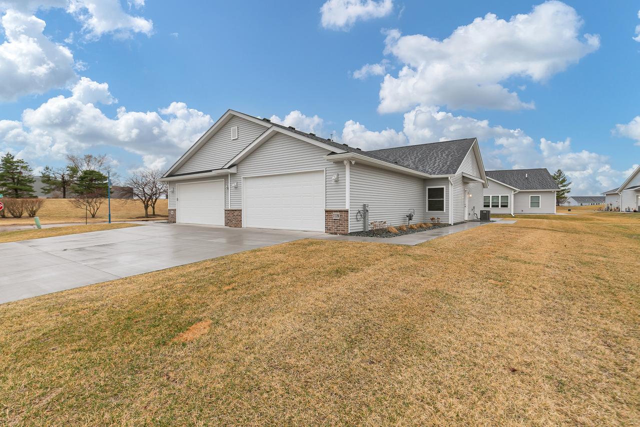 118 Beacon Harbor Cir., East Moline, IL 61244