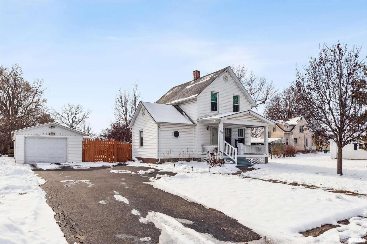 864 W Grove St., Galesburg, IL 61401