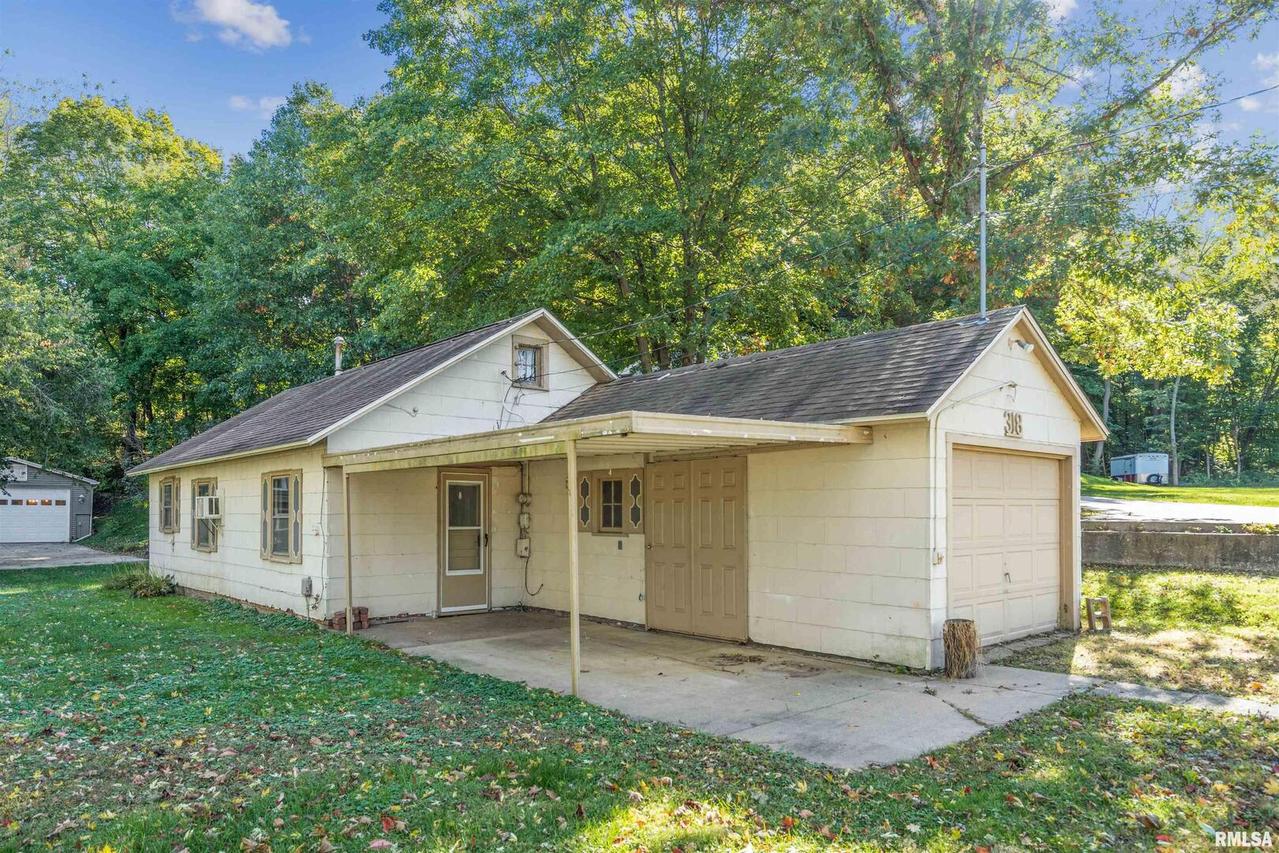 318 12th St., Rapids City, IL 61278