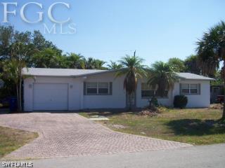 913 Entrada Dr., Fort Myers, FL 33919