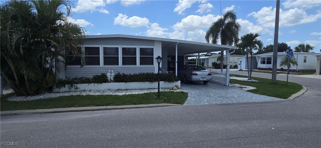585 Hogan Dr., North Fort Myers, FL 33903