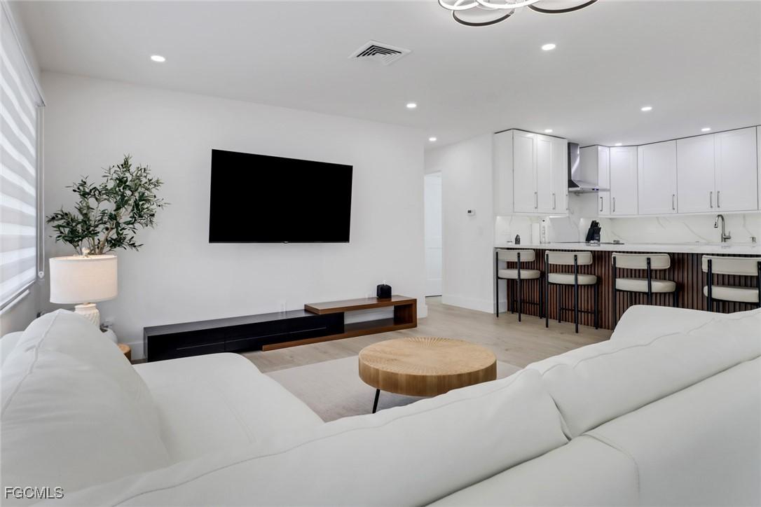 4625 Forest Glen Dr., North Fort Myers, FL 33903