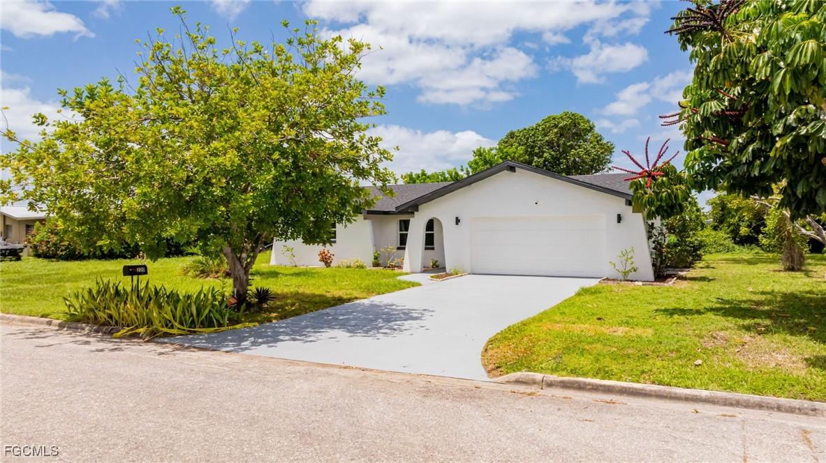 220 Daleview Ave., Lehigh Acres, FL 33936