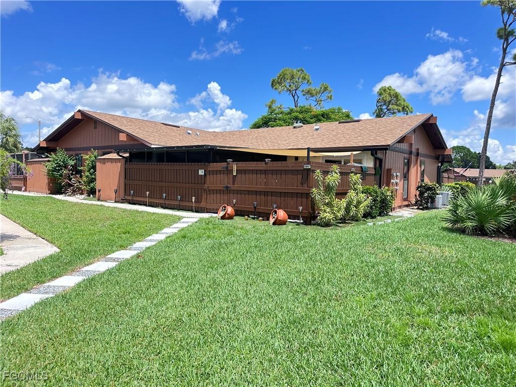 5597 Foxlake Dr., North Fort Myers, FL 33917