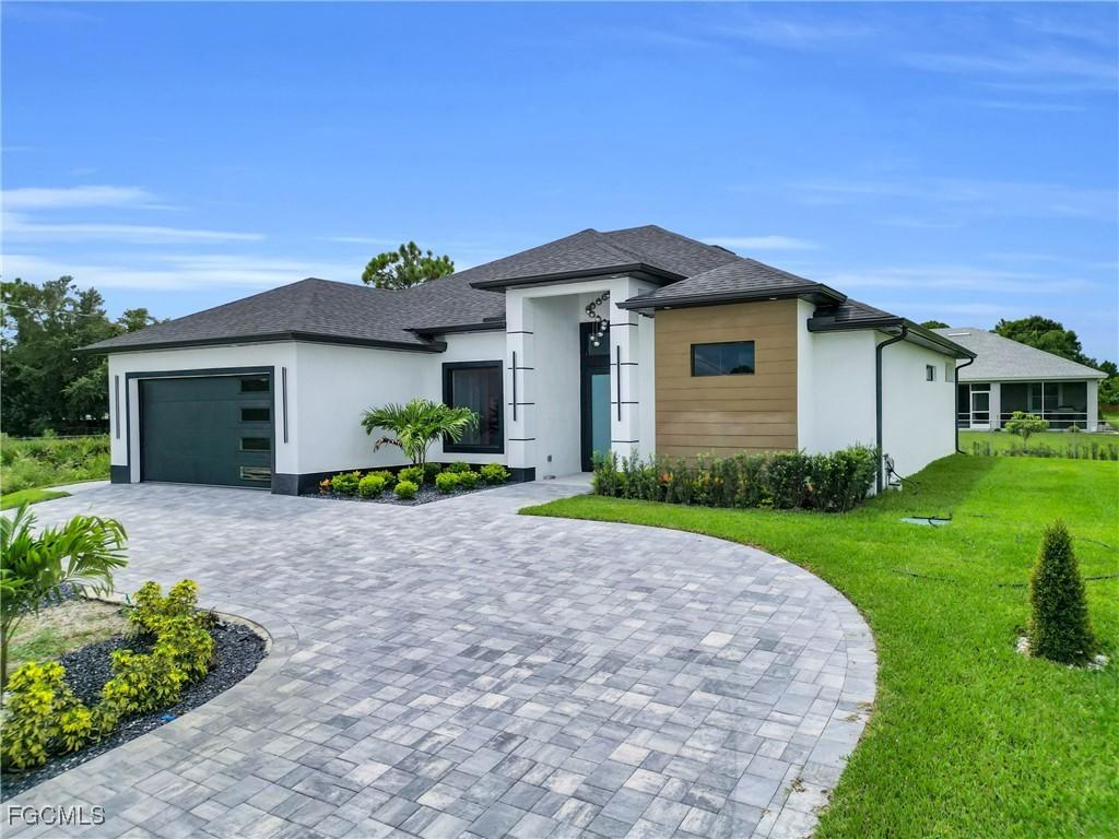 911 Sara Ave., Lehigh Acres, FL 33971