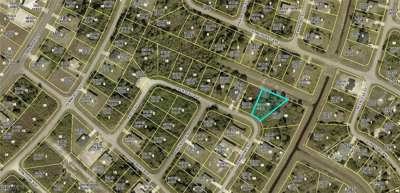 323 Plateau Ave., Lehigh Acres, FL 33974