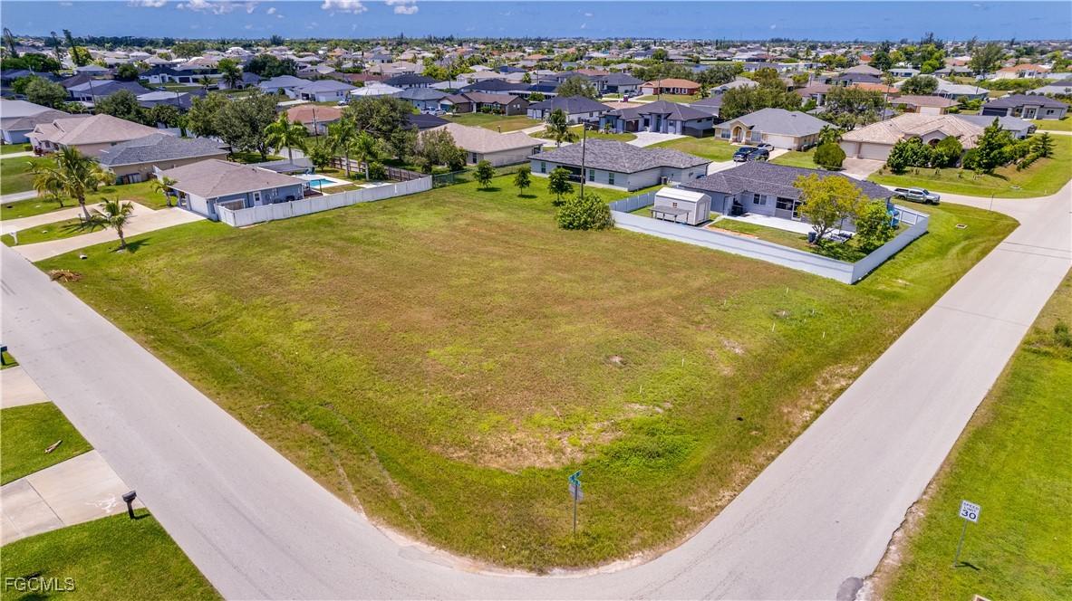 860 NE 7th Pl., Cape Coral, FL 33909