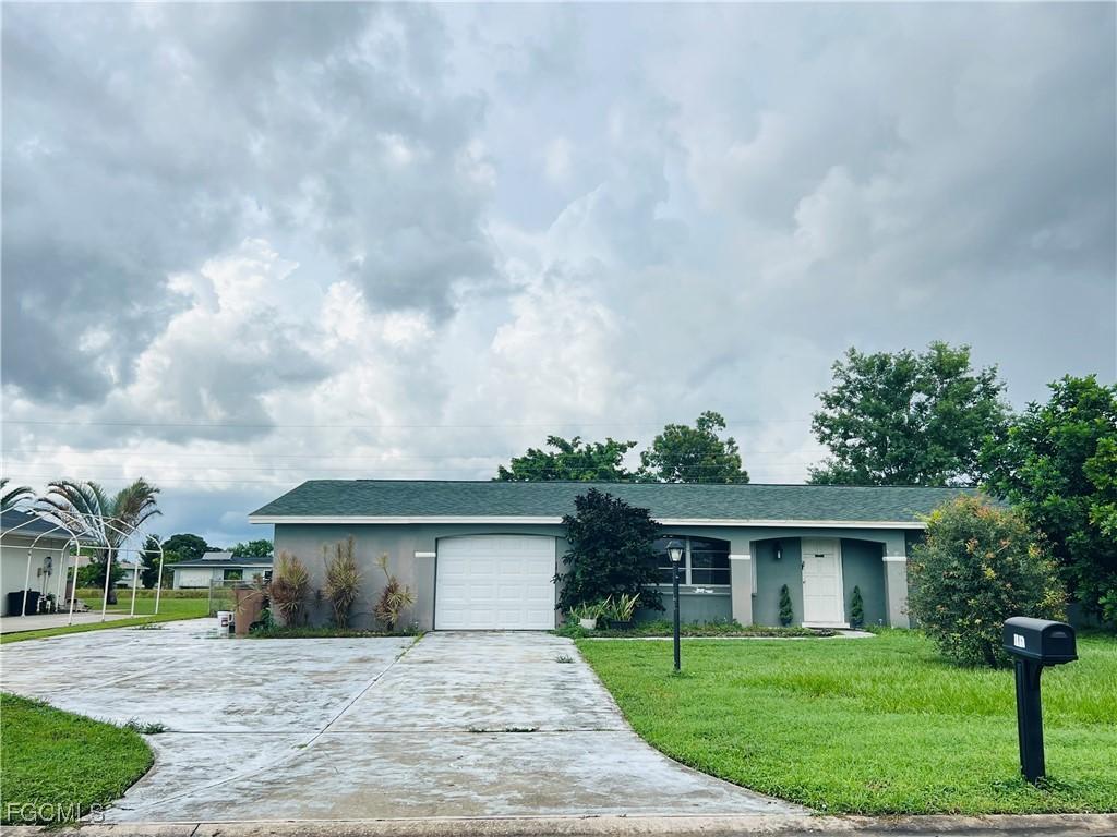 1543 Medford Pl., Lehigh Acres, FL 33936