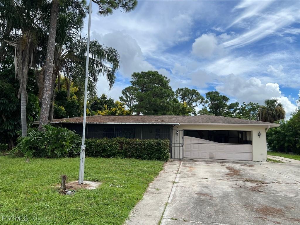 302 Greenwood Ave., Lehigh Acres, FL 33936
